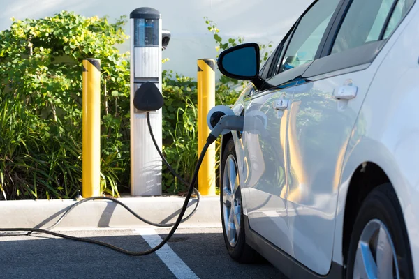 Equiper son patrimoine avec des bornes électriques : les bonnes questions à se poser